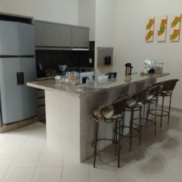 CASA COM 04 DORMITRIOS  EM PORTO BELO.