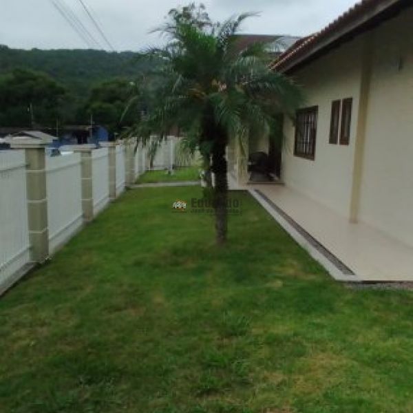 CASA COM 04 DORMITRIOS  EM PORTO BELO.