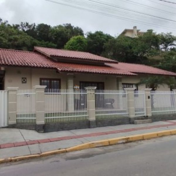 CASA COM 04 DORMITRIOS  EM PORTO BELO.