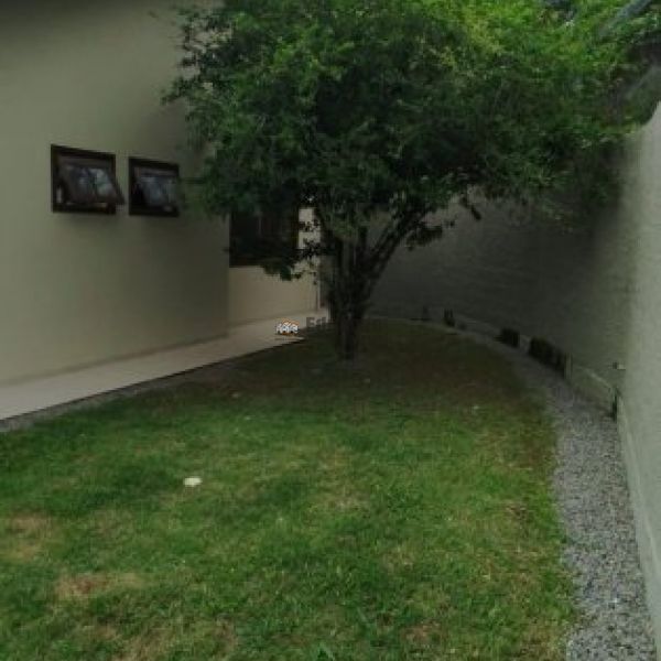 CASA COM 04 DORMITRIOS  EM PORTO BELO.