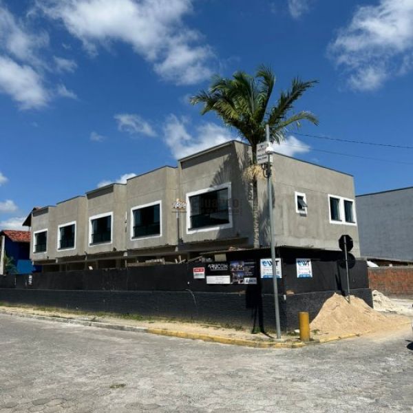 CASAS COM 03 DORM. SENDO 01 SUTE