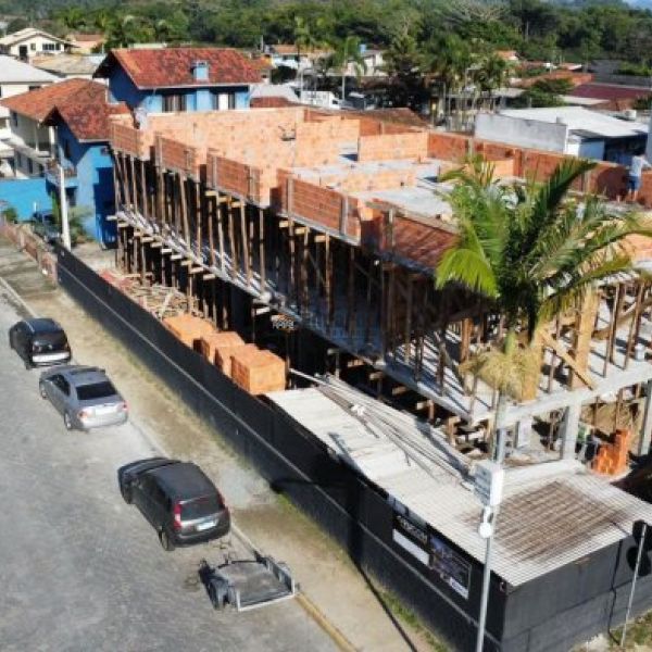 CASAS COM 03 DORM. SENDO 01 SUTE