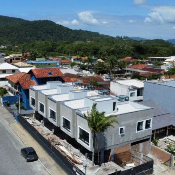 CASAS COM 03 DORM. SENDO 01 SUTE