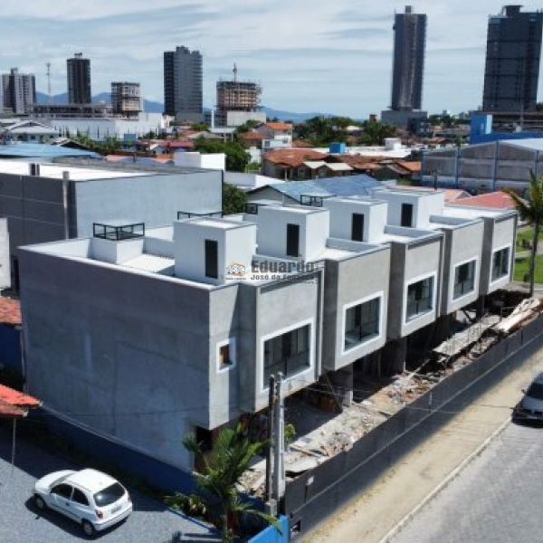 CASAS COM 03 DORM. SENDO 01 SUTE