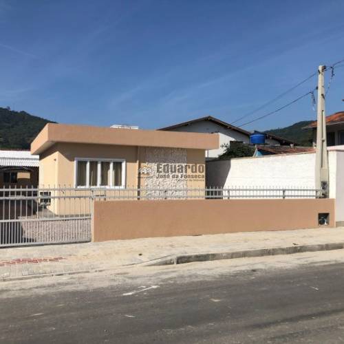 CASA EM AMPLO TERRENO NO CENTRO DE PORTO BELO