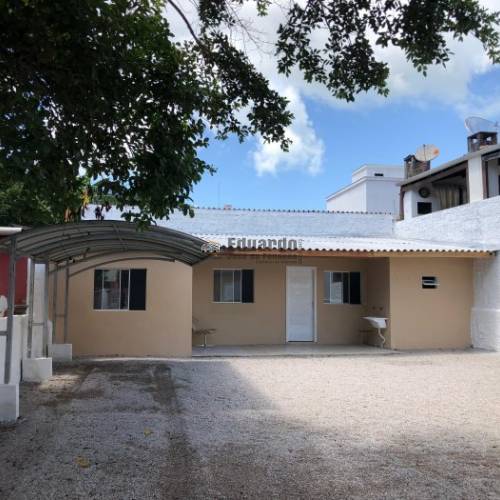CASA EM AMPLO TERRENO NO CENTRO DE PORTO BELO