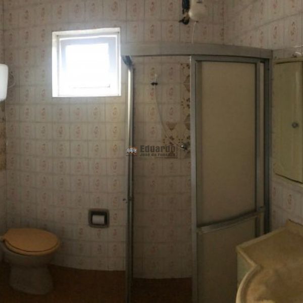 CASA EM AMPLO TERRENO NO CENTRO DE PORTO BELO