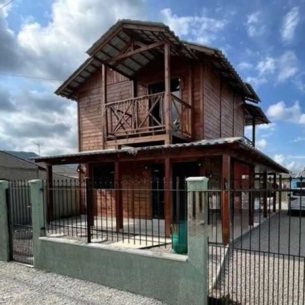 CASA MISTA  AMPLA  E ACONCHEGANTE 