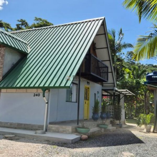 CASA RUSTICA EM STIO.