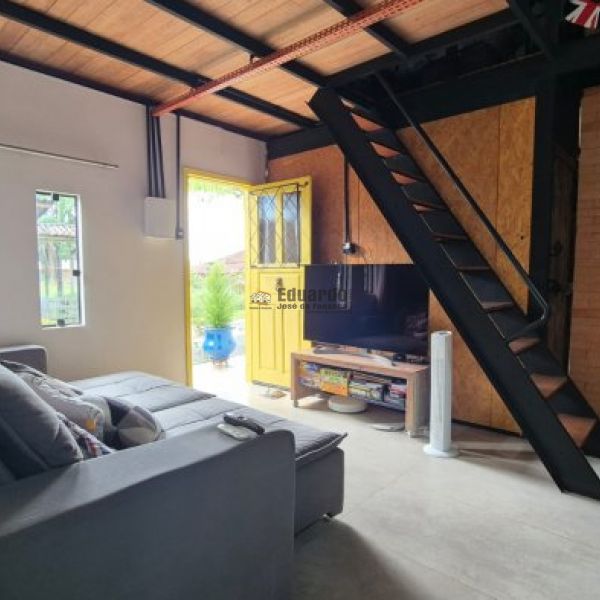 CASA RUSTICA EM STIO.