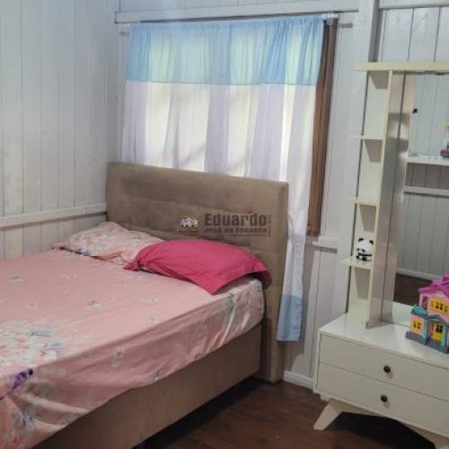 CASA EM MADEIRA COM 03 DORMITRIOS 