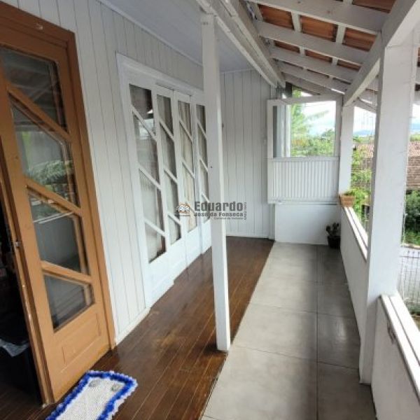 CASA EM MADEIRA COM 03 DORMITRIOS 