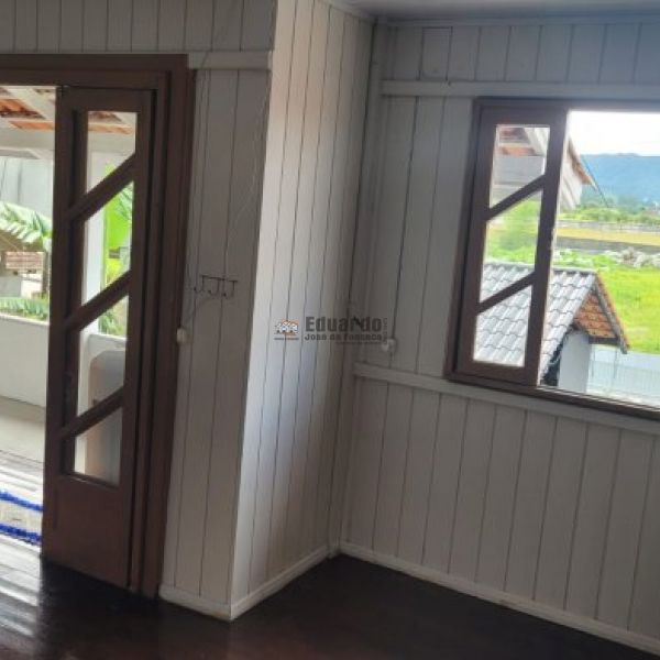 CASA EM MADEIRA COM 03 DORMITRIOS 