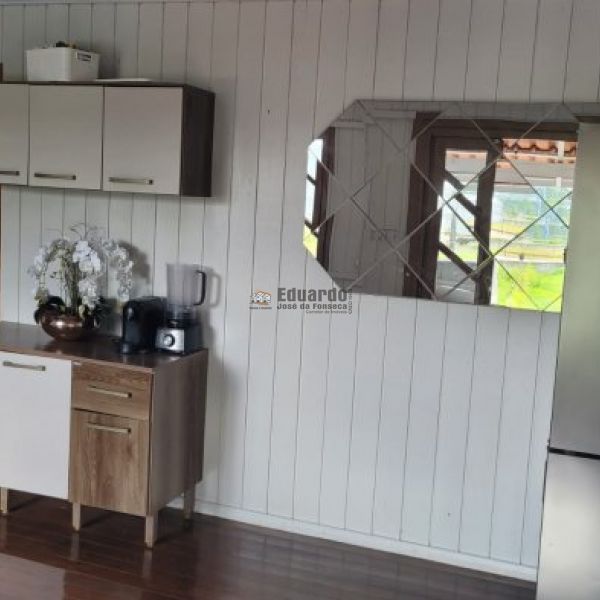 CASA EM MADEIRA COM 03 DORMITRIOS 