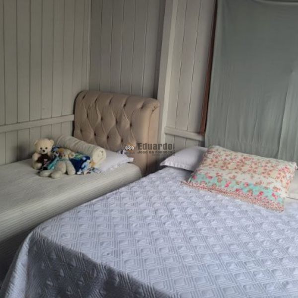 CASA EM MADEIRA COM 03 DORMITRIOS 