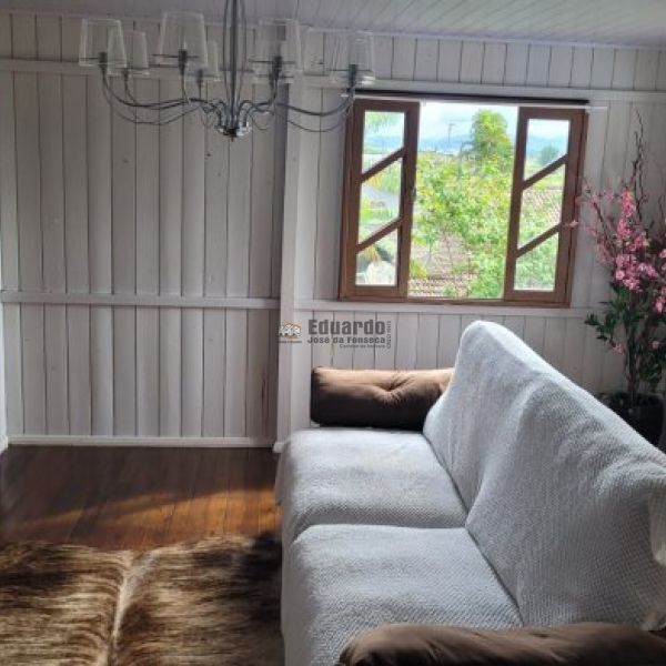 CASA EM MADEIRA COM 03 DORMITRIOS 