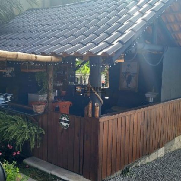 CASA EM MADEIRA COM 03 DORMITRIOS 