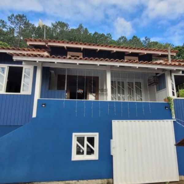 CASA EM MADEIRA COM 03 DORMITRIOS 