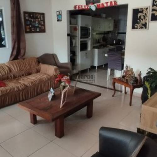CASA FRENTE AVENIDA COM TRS DORMITORIOS