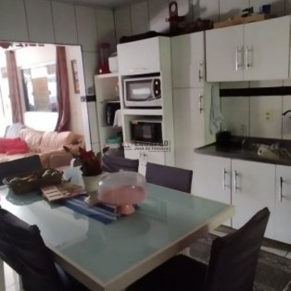 CASA FRENTE AVENIDA COM TRS DORMITORIOS