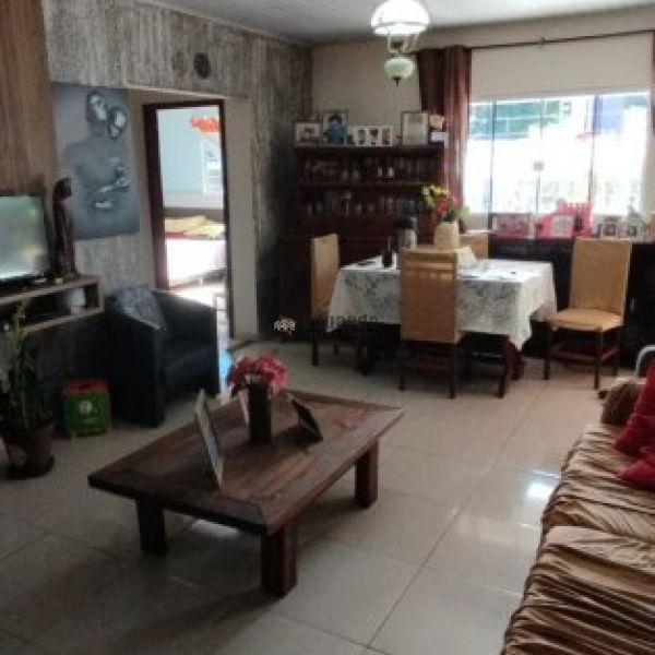 CASA FRENTE AVENIDA COM TRS DORMITORIOS