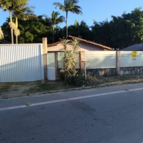 CASA FRENTE AVENIDA COM TRS DORMITORIOS