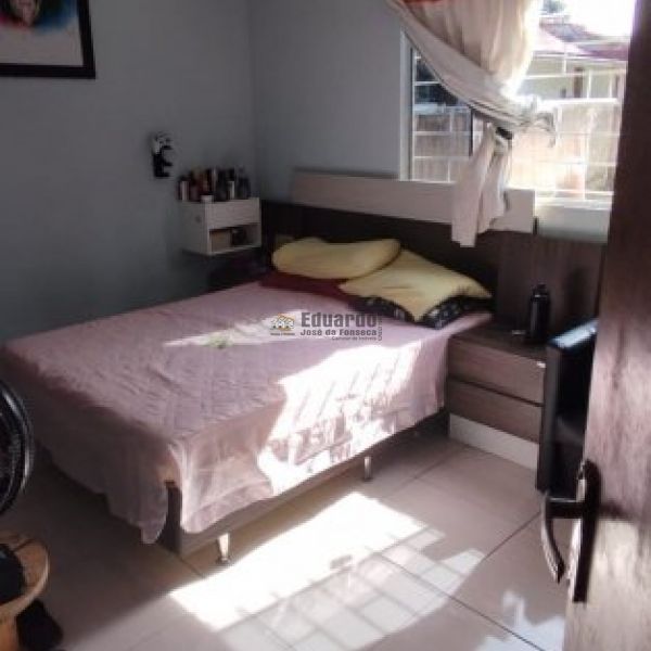 CASA FRENTE AVENIDA COM TRS DORMITORIOS