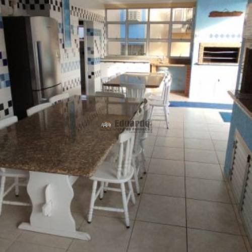 APARTAMENTO EM EXCELENTE LOCALIZAO