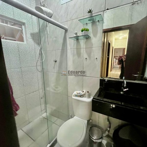 CASA FRENTE AVENIDA COM TRS DORMITORIOS