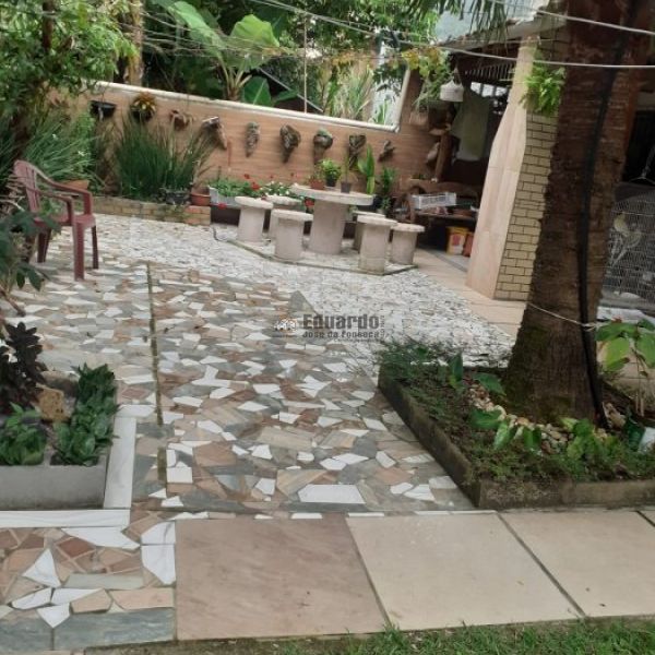 CASA COM 03 DORMITRIOS NO CENTRO DE PORTO BELO.