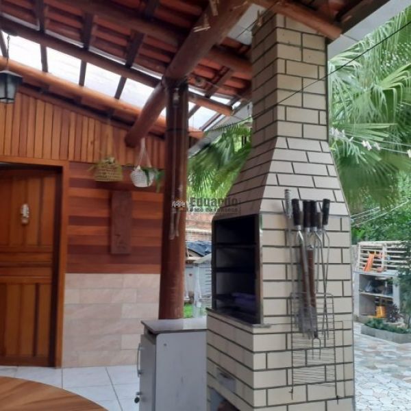 CASA COM 03 DORMITRIOS NO CENTRO DE PORTO BELO.