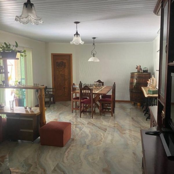 CASA COM 03 DORMITRIOS NO CENTRO DE PORTO BELO.