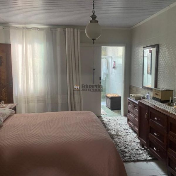 CASA COM 03 DORMITRIOS NO CENTRO DE PORTO BELO.