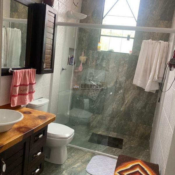 CASA COM 03 DORMITRIOS NO CENTRO DE PORTO BELO.