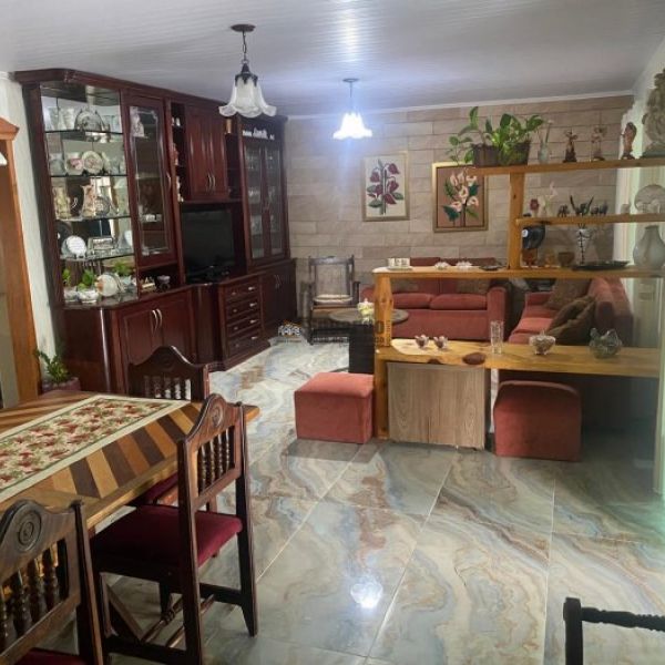 CASA COM 03 DORMITRIOS NO CENTRO DE PORTO BELO.