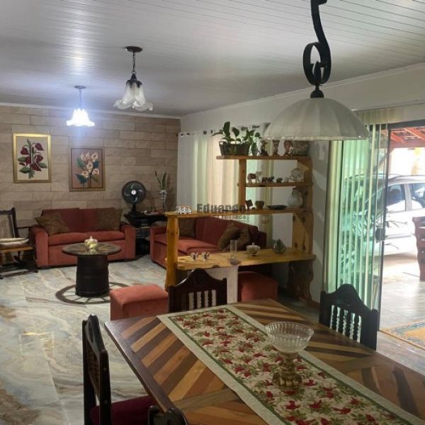 CASA COM 03 DORMITRIOS NO CENTRO DE PORTO BELO.