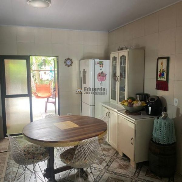 CASA COM 03 DORMITRIOS NO CENTRO DE PORTO BELO.