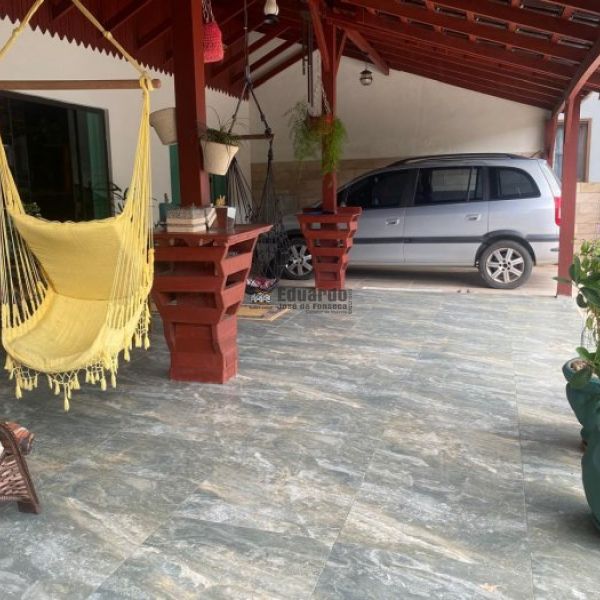 CASA COM 03 DORMITRIOS NO CENTRO DE PORTO BELO.