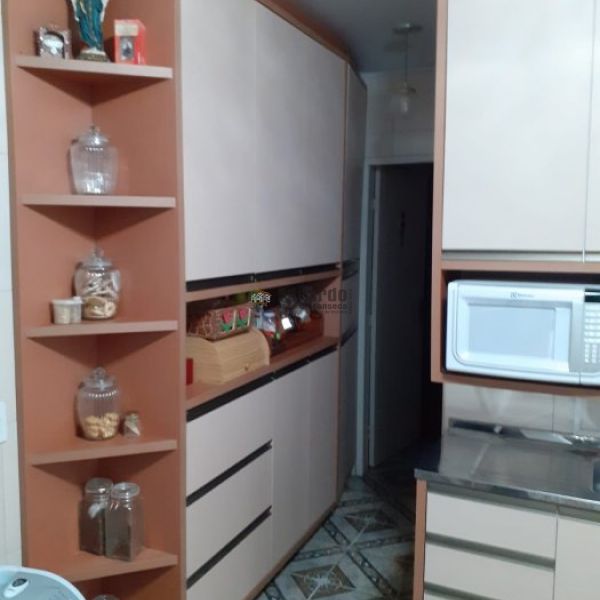 CASA COM 03 DORMITRIOS NO CENTRO DE PORTO BELO.