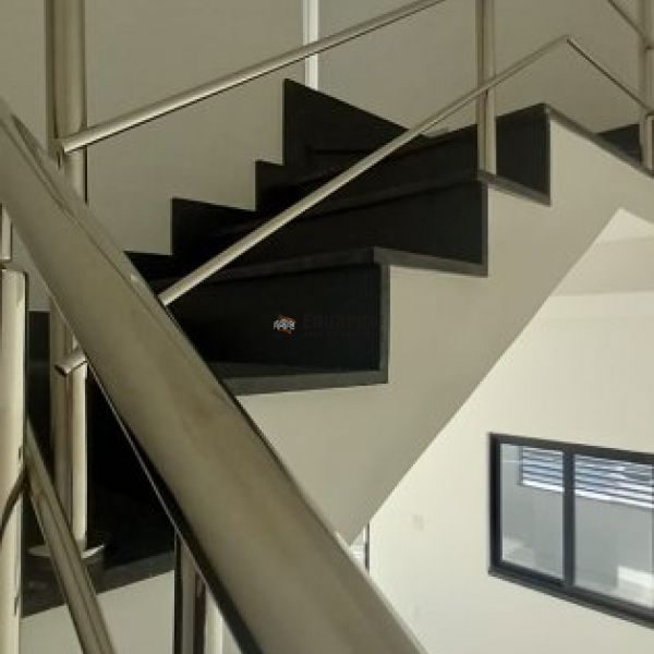 SOBRADO GEMINADO  03 SUTES NO VILA NOVA.