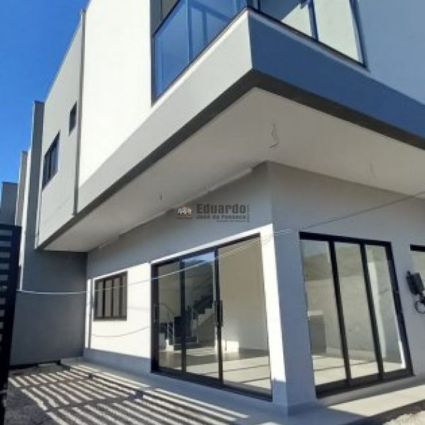 SOBRADO GEMINADO  03 SUTES NO VILA NOVA.