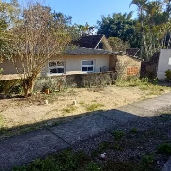 CASA NO CENTRO DE PORTO BELO COM 03 DORM.