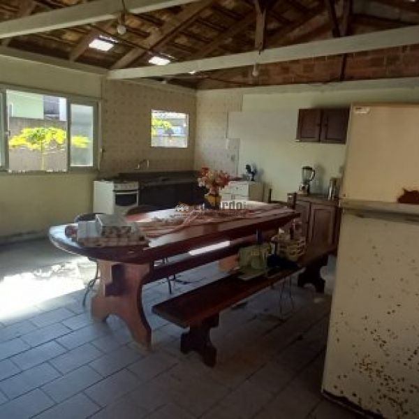 CASA NO CENTRO DE PORTO BELO COM 03 DORM.