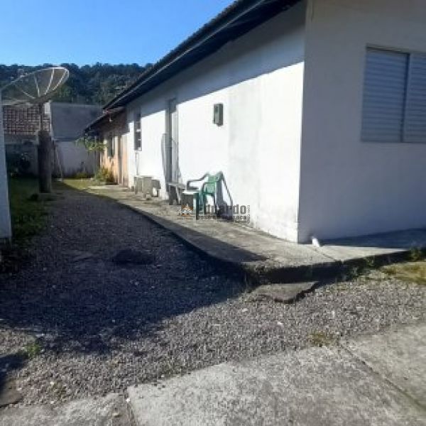 CASA NO CENTRO DE PORTO BELO COM 03 DORM.