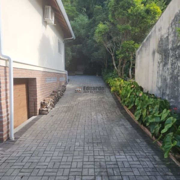 CASA NO CENTRO DE PORTO BELO