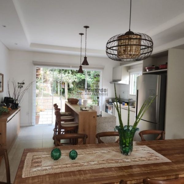 CASA NO CENTRO DE PORTO BELO