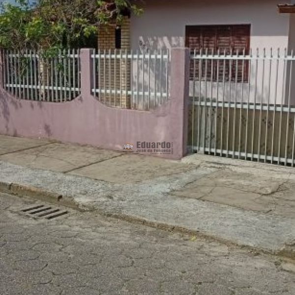 CASA COM 03 DORMITRIOS NO CENTRO DE PORTO BELO