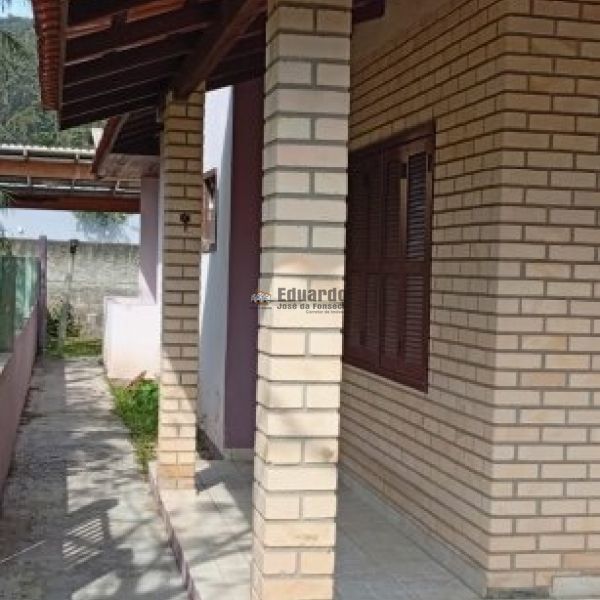 CASA COM 03 DORMITRIOS NO CENTRO DE PORTO BELO