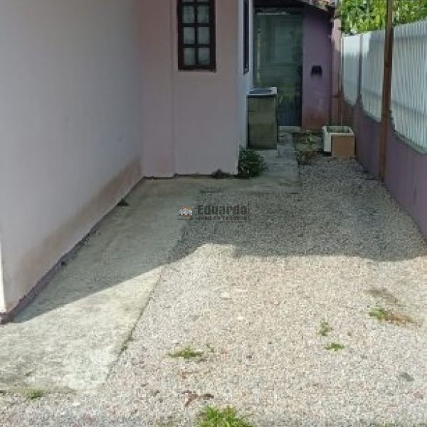 CASA COM 03 DORMITRIOS NO CENTRO DE PORTO BELO