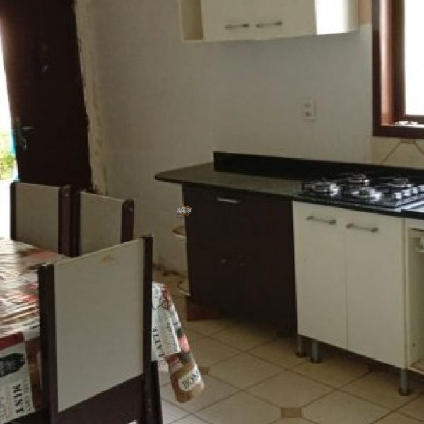 CASA COM 03 DORMITRIOS NO CENTRO DE PORTO BELO